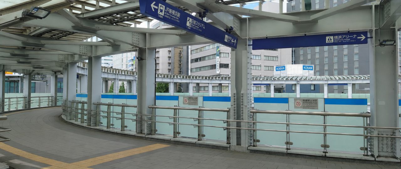 交番と銀行の看板が目印、銀行側降り口から直進